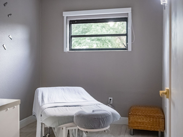 Massage bed with Window