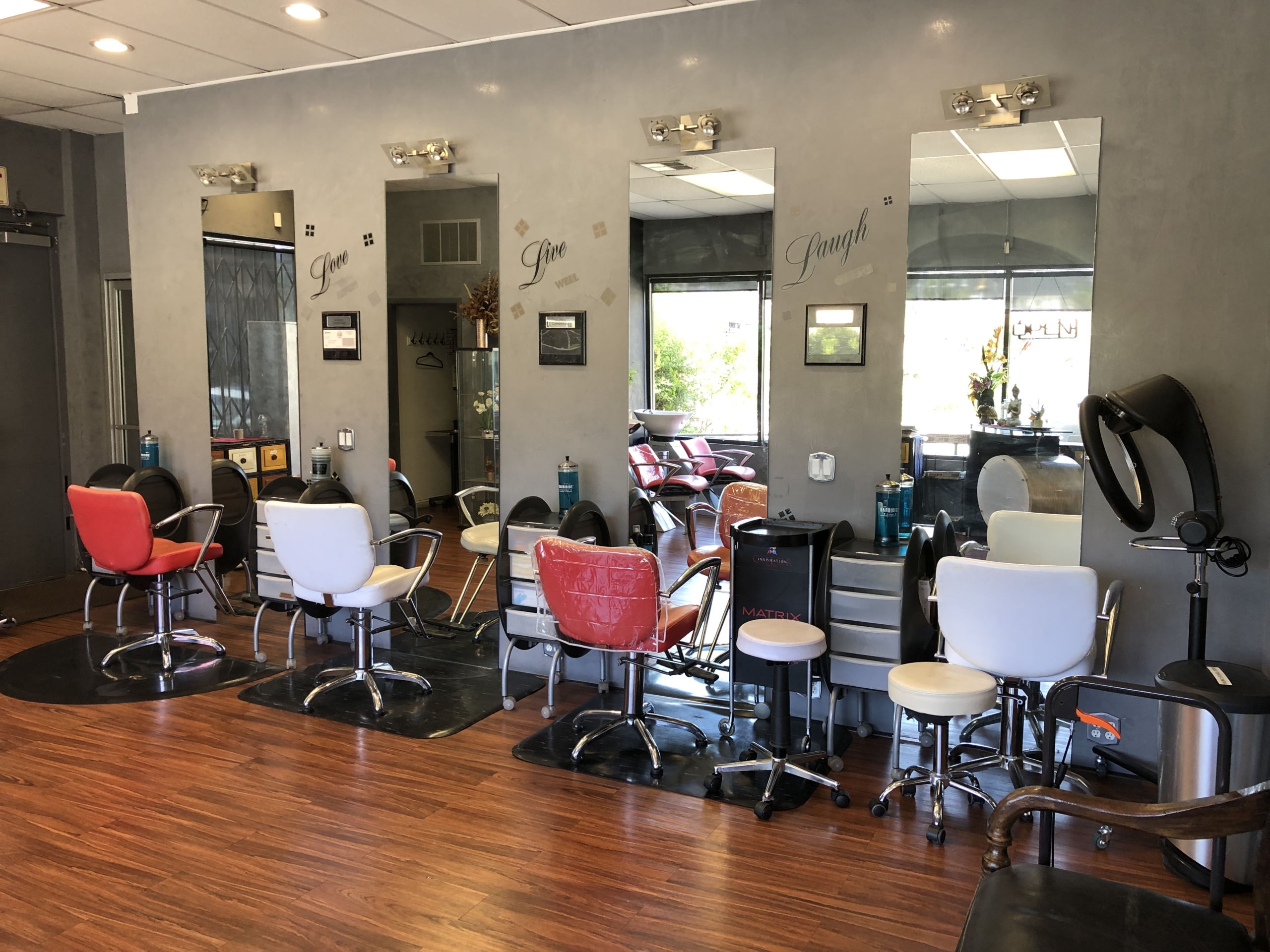 Prime Hollywood Salon Chair: Thai Town, Flexible Terms, High Traffic + FREE Parking! - Photo 1