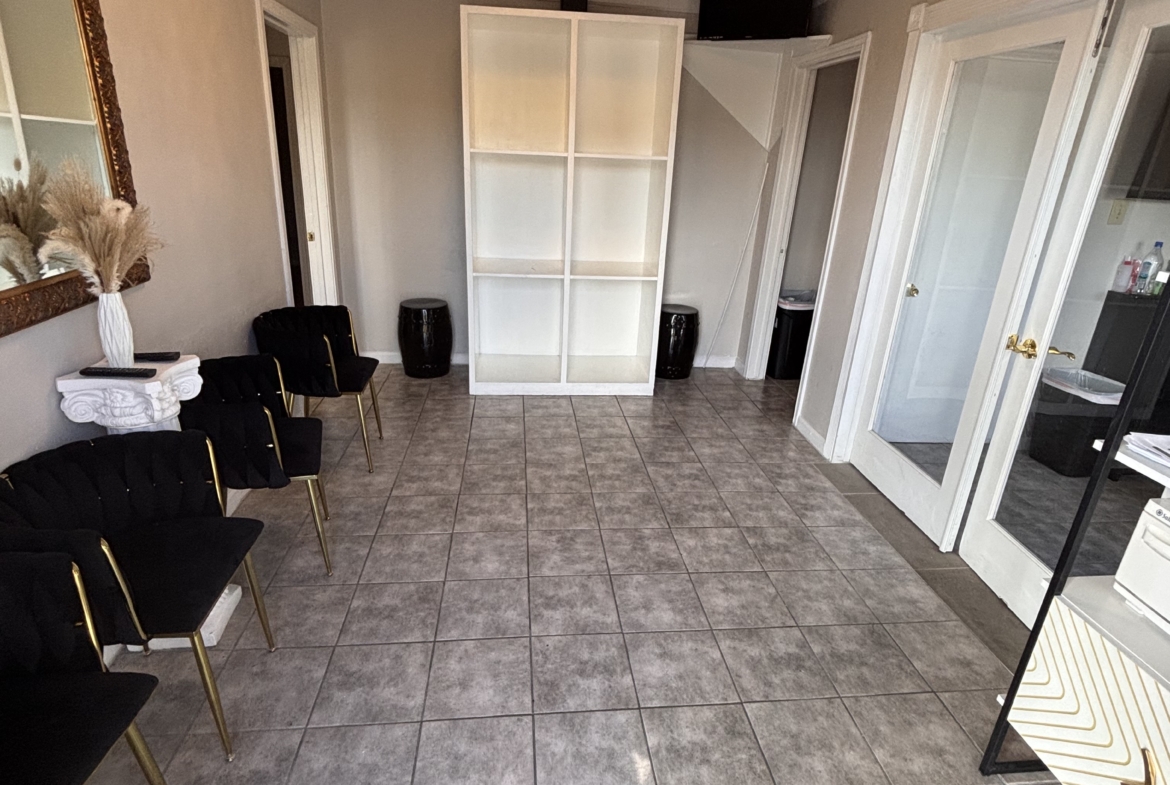 Spacious salon rental with comfortable seating and stylish interior design.
