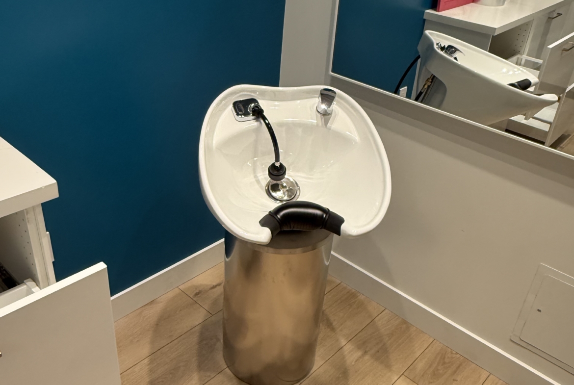 Comfortable salon shampoo bowl with ergonomic design, perfect for hair washing at a beauty salon or barber shop.