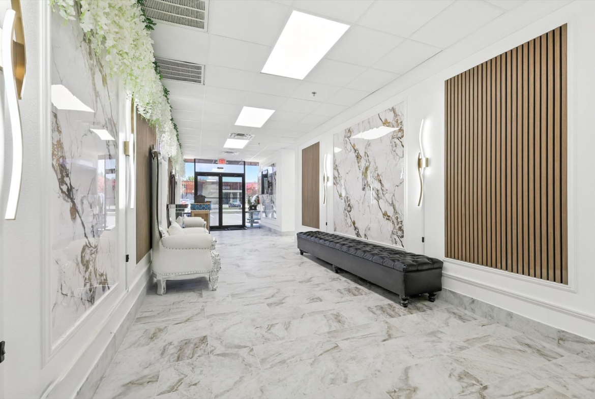 Luxurious salon waiting area featuring marble accents and elegant seating.