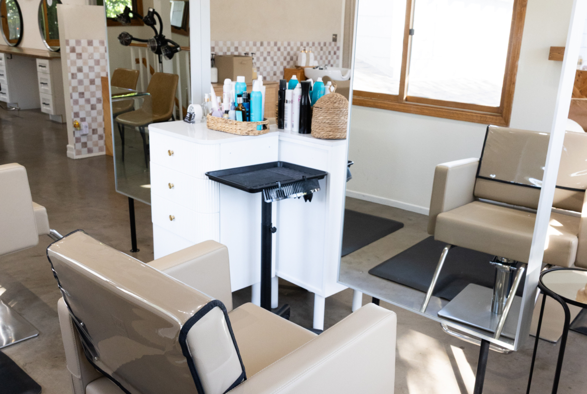 Salon Renter for beauty salons and hairstylists. Easy studio rental management and booking system.