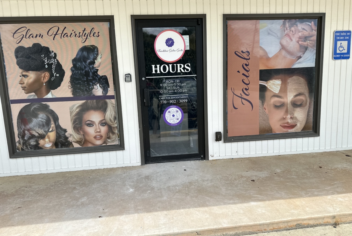 Window graphics showcasing glamorous hairstyles and facial treatments at Salon Renter, a professional beauty and skincare studio.