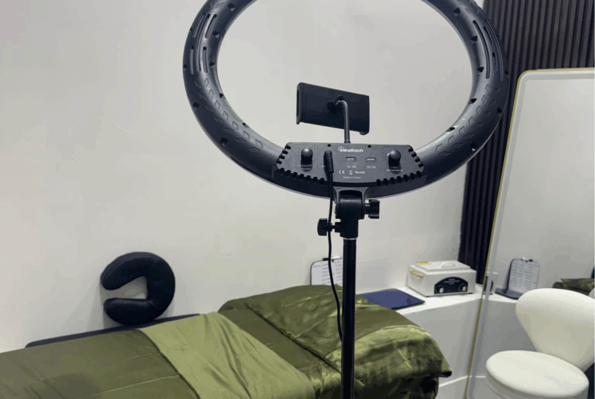 High-quality LED ring light for beauty salons, hair stylists, and skincare professionals.