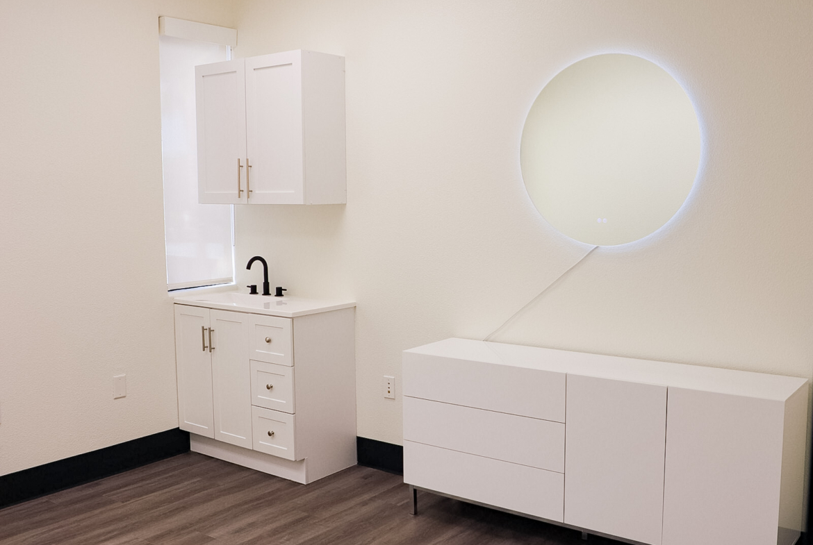 Bright, clean salon rental with contemporary decor, perfect for beauty professionals and stylists.