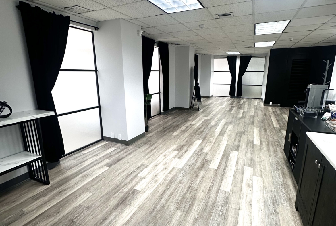 Bright salon rental with spacious layout, ample lighting, and contemporary decor.