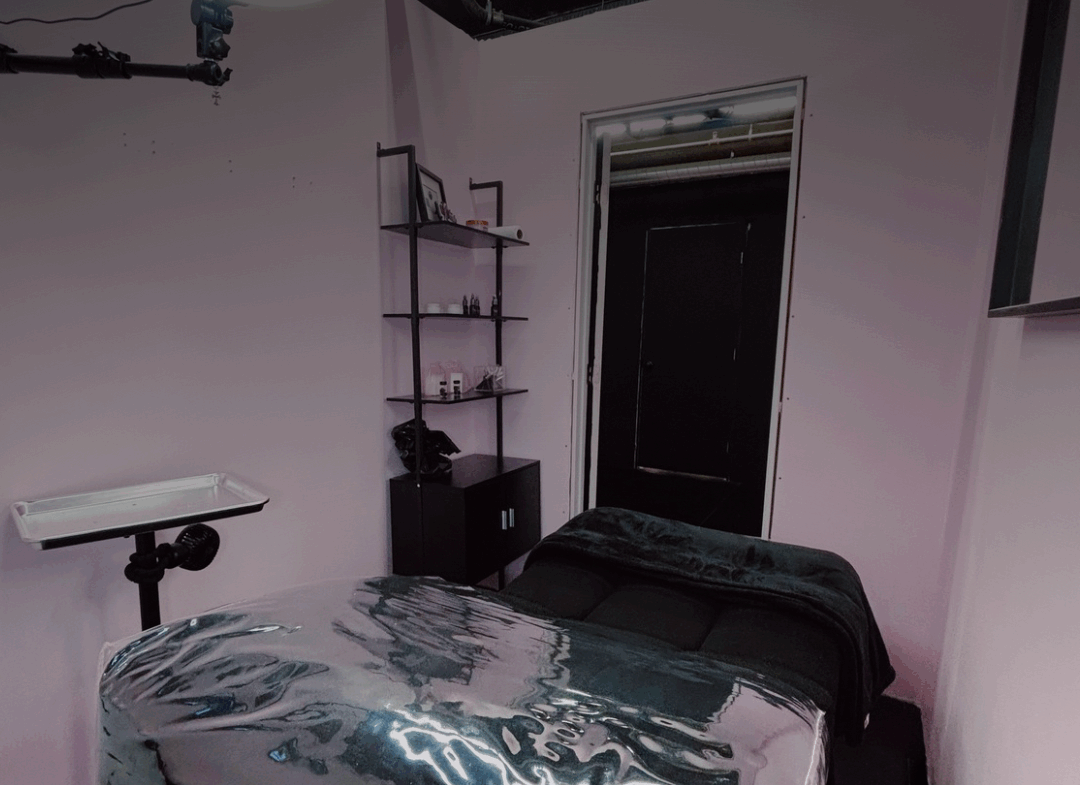 Relaxing massage room at Salon Renter with professional treatment table and soft pink walls.