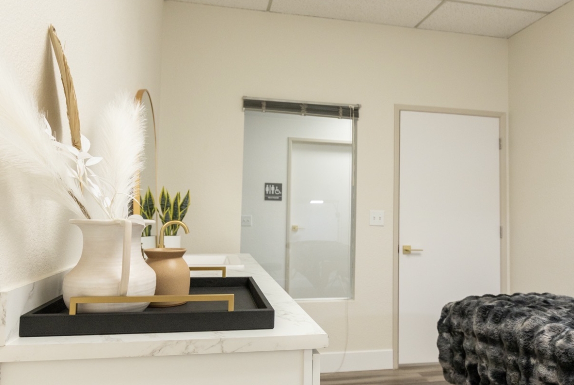 Bright, modern salon rental with stylish decor and comfortable furnishings, ideal for beauty professionals.