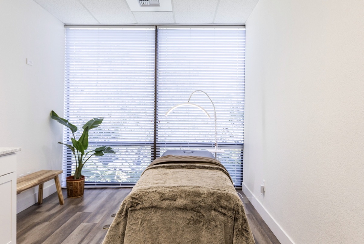 Comfortable massage room at Salon Renter with soft blanket and relaxing ambiance.