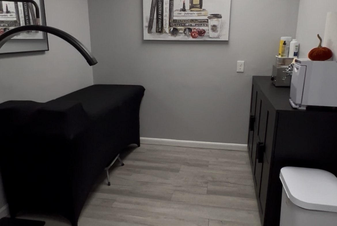Modern salon break room featuring minimalistic decor and essential amenities for hair and beauty professionals.