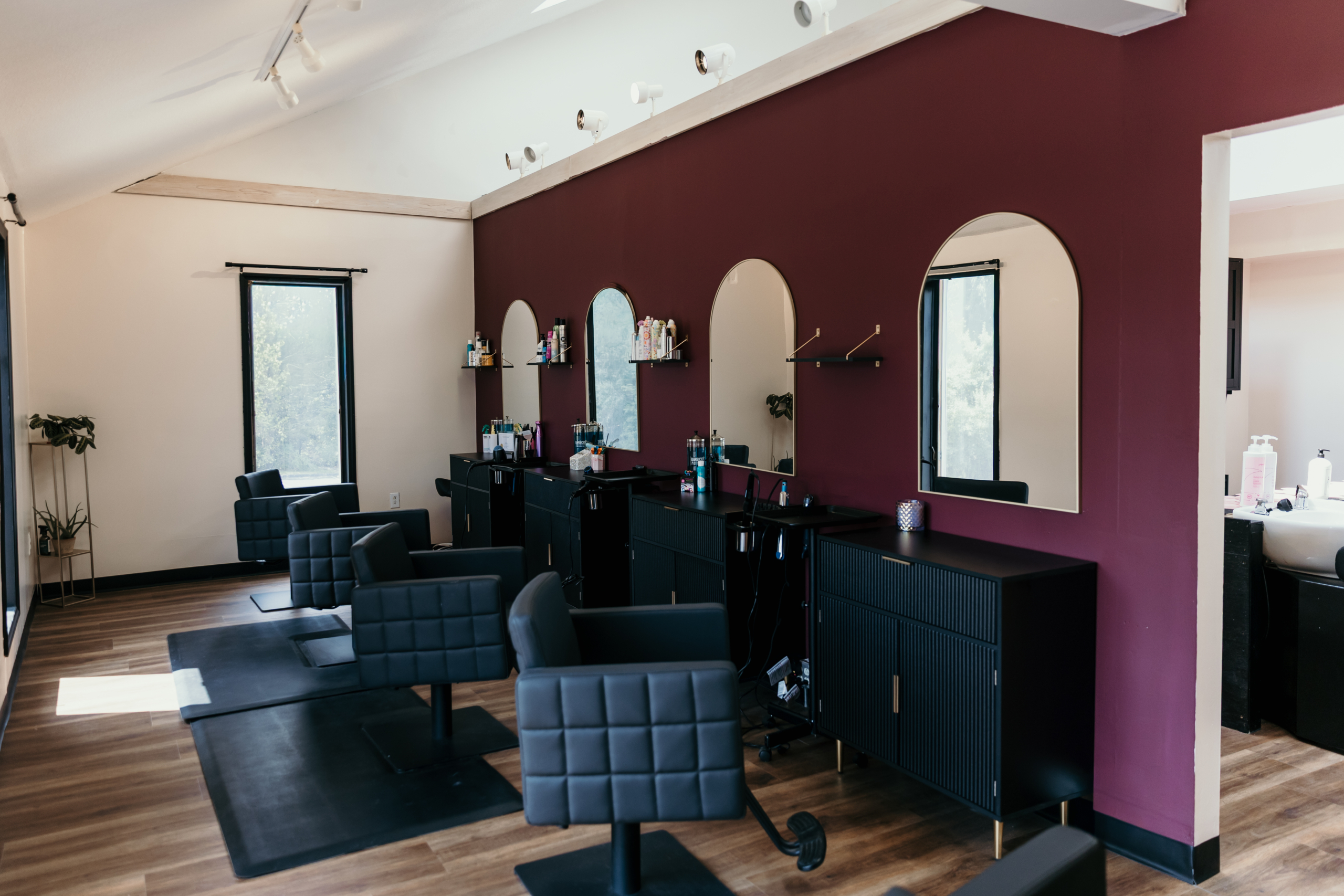 Hair Stylist Chair Rental - Photo 1