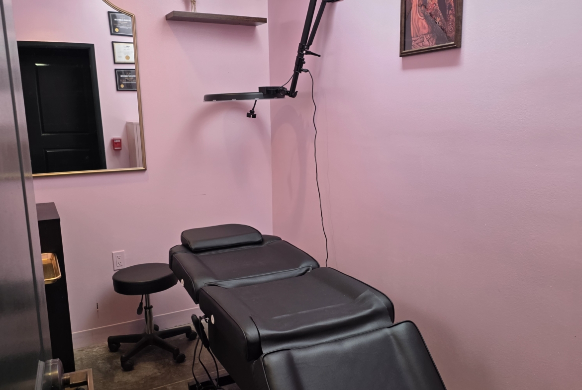 Flexible salon rent, professional beauty studio, accessible salon workspace.