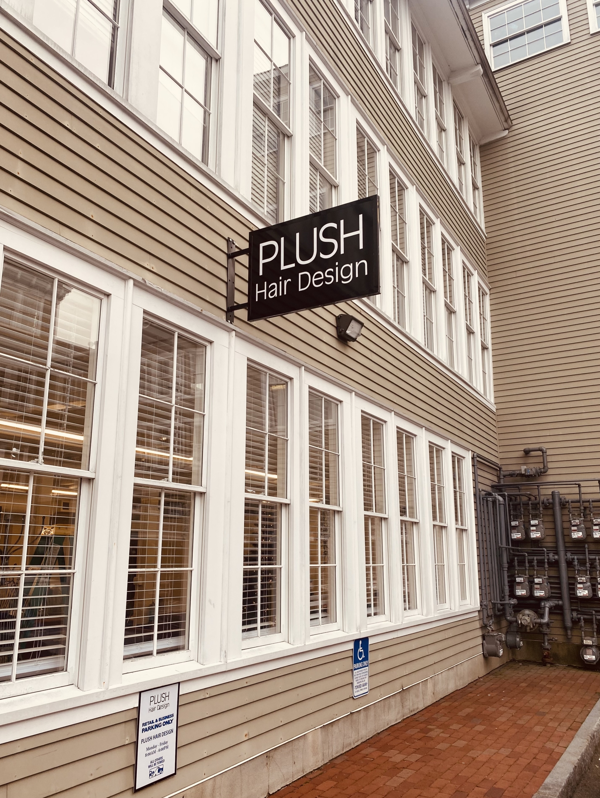 “Independent Stylist Opportunity – Salon Space for Lease”