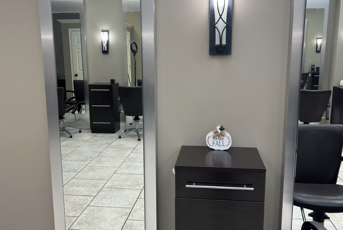 High-quality salon mirror for rent, ideal for beauty salons and professional hair styling.