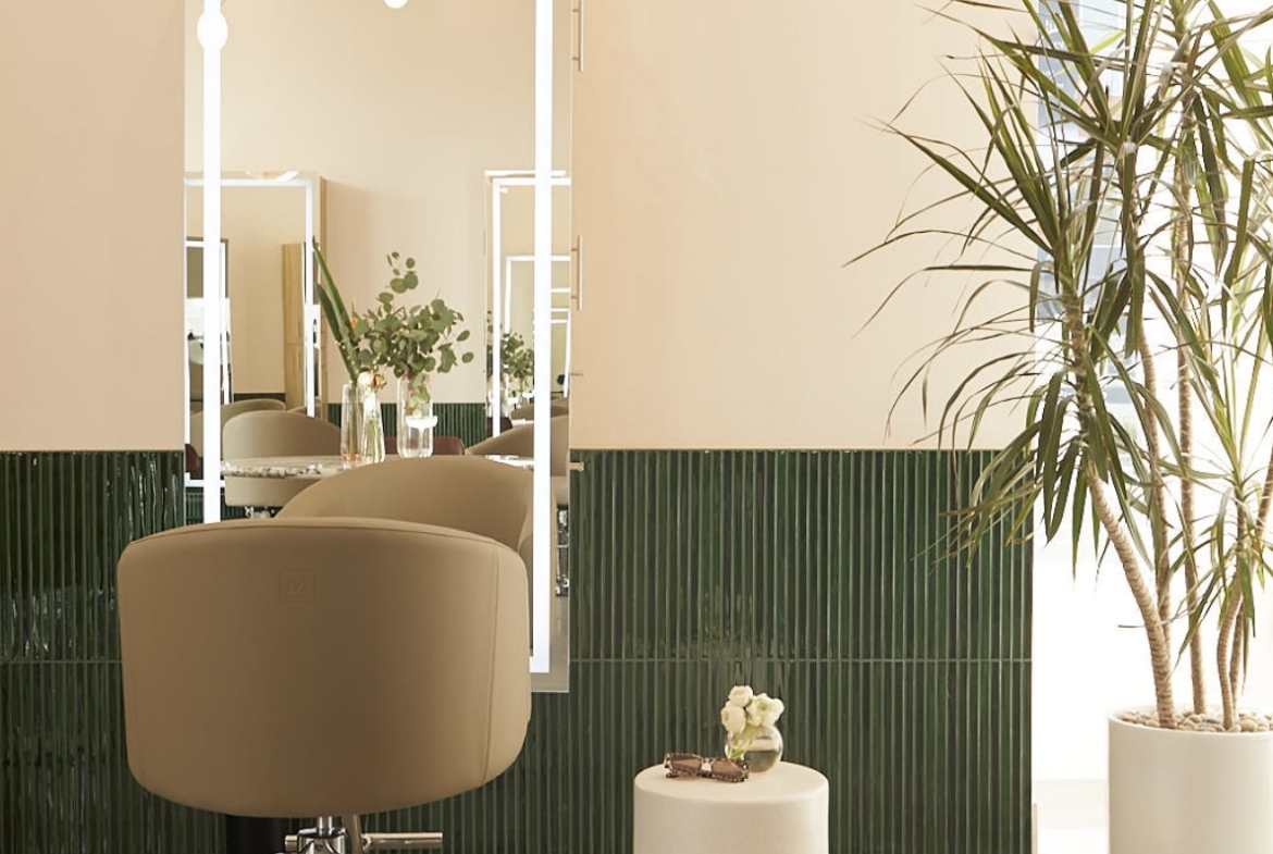 Stylish salon setup with chair and mirror for hair and beauty services at Salon Renter.