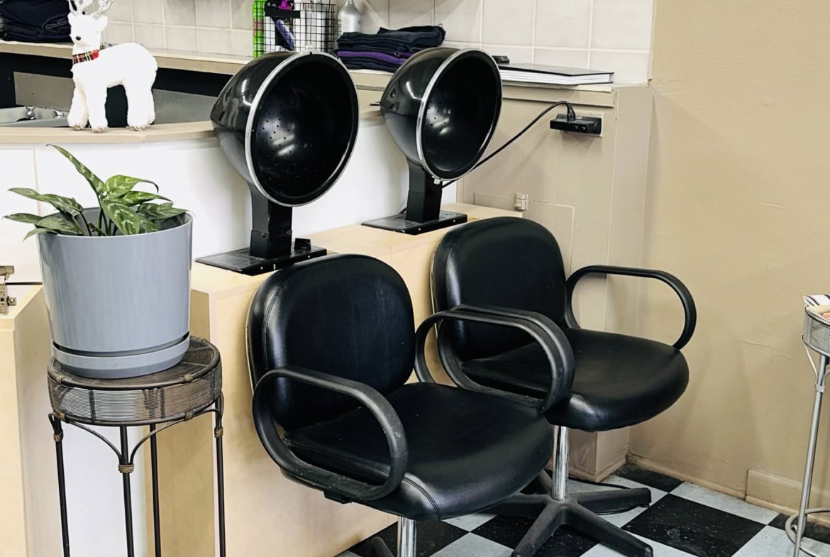 Salon renter hair salon station with chairs and hair dryers for rent.