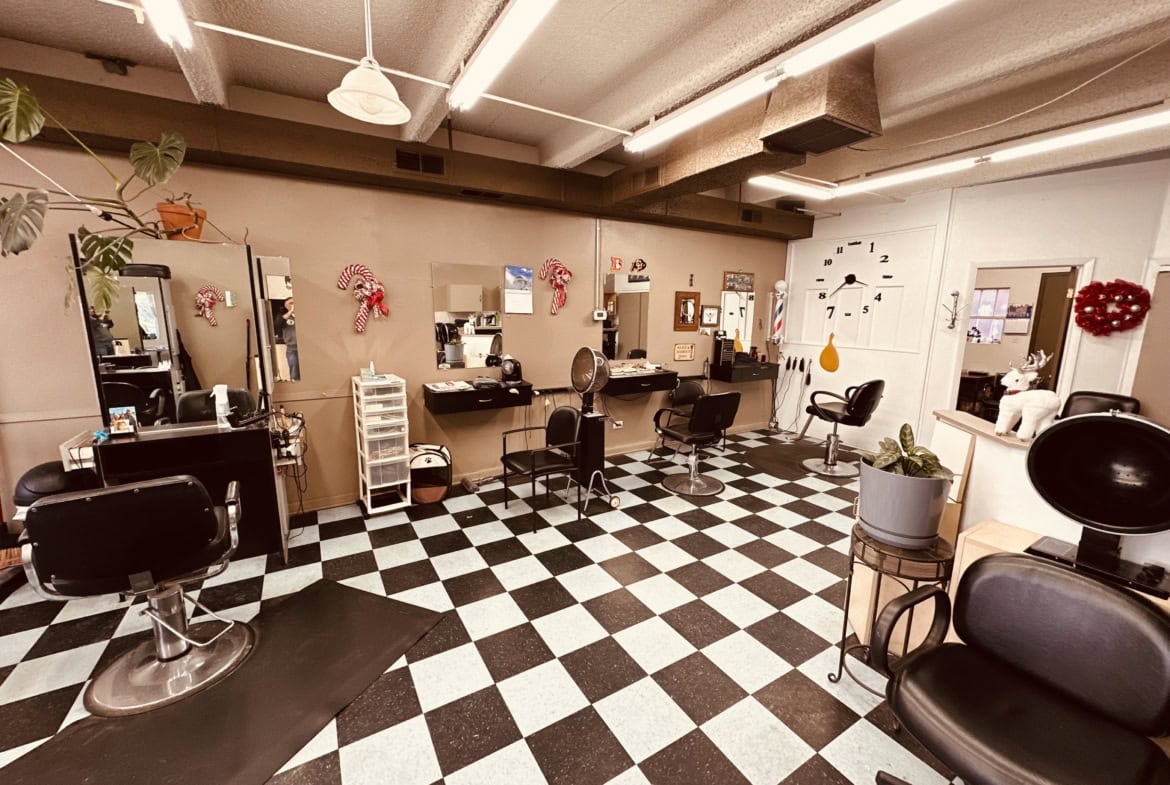 Clean hair salon with rentable stations, mirrors, and holiday-themed decor, ideal for hairstyling and barber services.