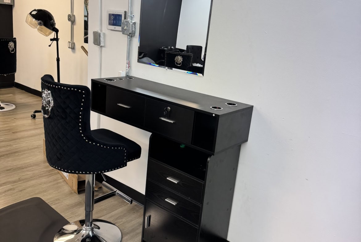 Booths & Private Suites for Rent – Crown by Yoda Salon, Chicago (5030 W North Ave) - Salon Suite for Rent in Chicago, IL