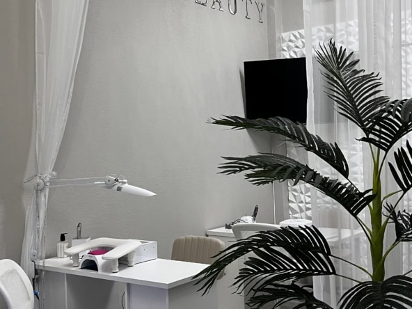 Bright, stylish salon rental with elegant decor, perfect for beauty professionals and hair stylists.