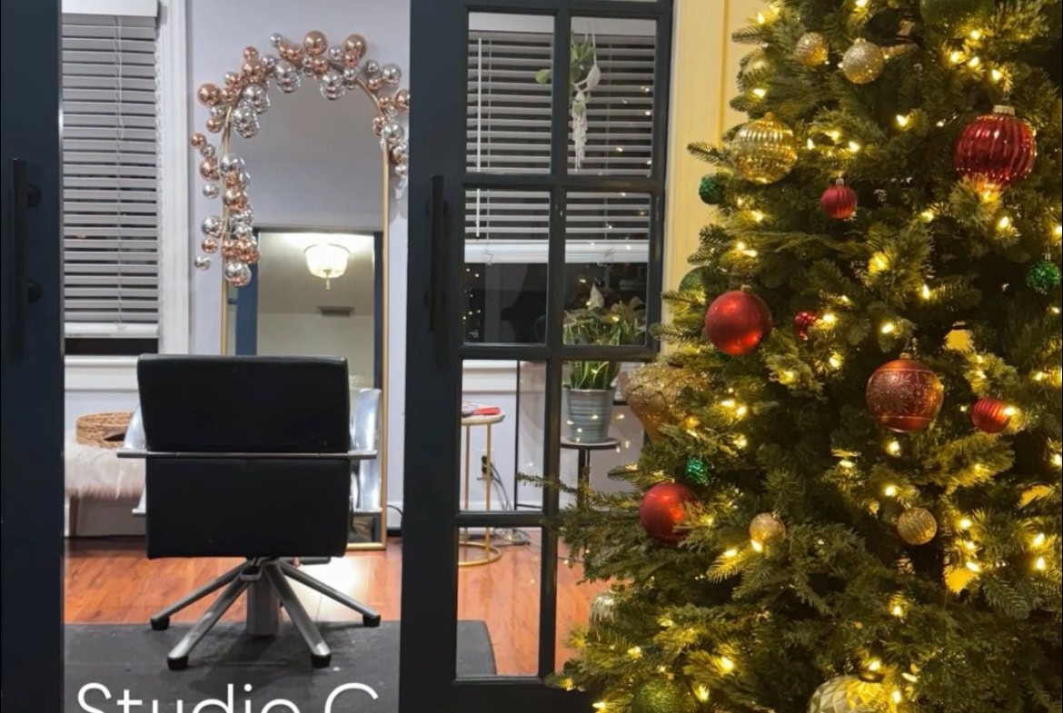 Cozy salon suite with Christmas tree lighting, ideal for beauty professionals and stylists.