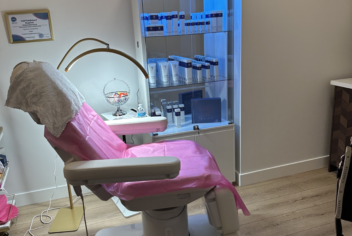 Treatment / Esthetician room for rent — Costa Mesa - Salon Suite for Rent in Costa Mesa, California