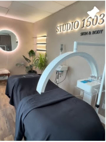 Modern skincare treatment room at Salon Renter with advanced equipment and relaxing ambiance.