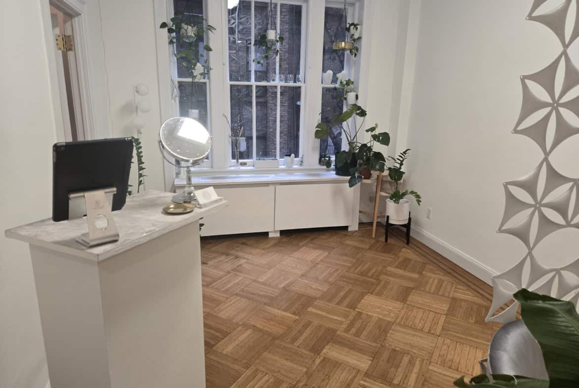 Open-Concept Station for Nail Techs & Brow/Makeup Artists.