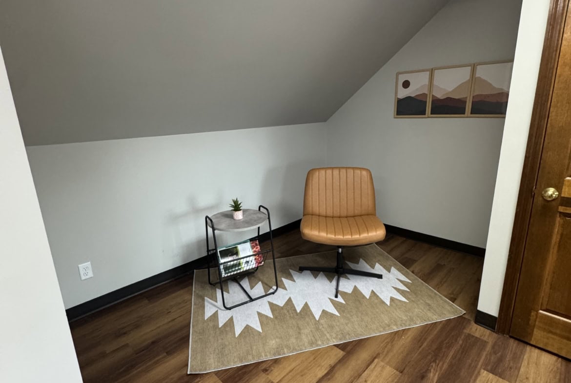 Office space for rent at Salon Renter with modern decor.