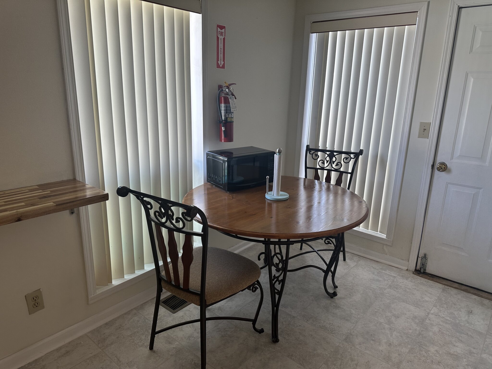 Meeting room with round table and two chairs at Salon Renter.