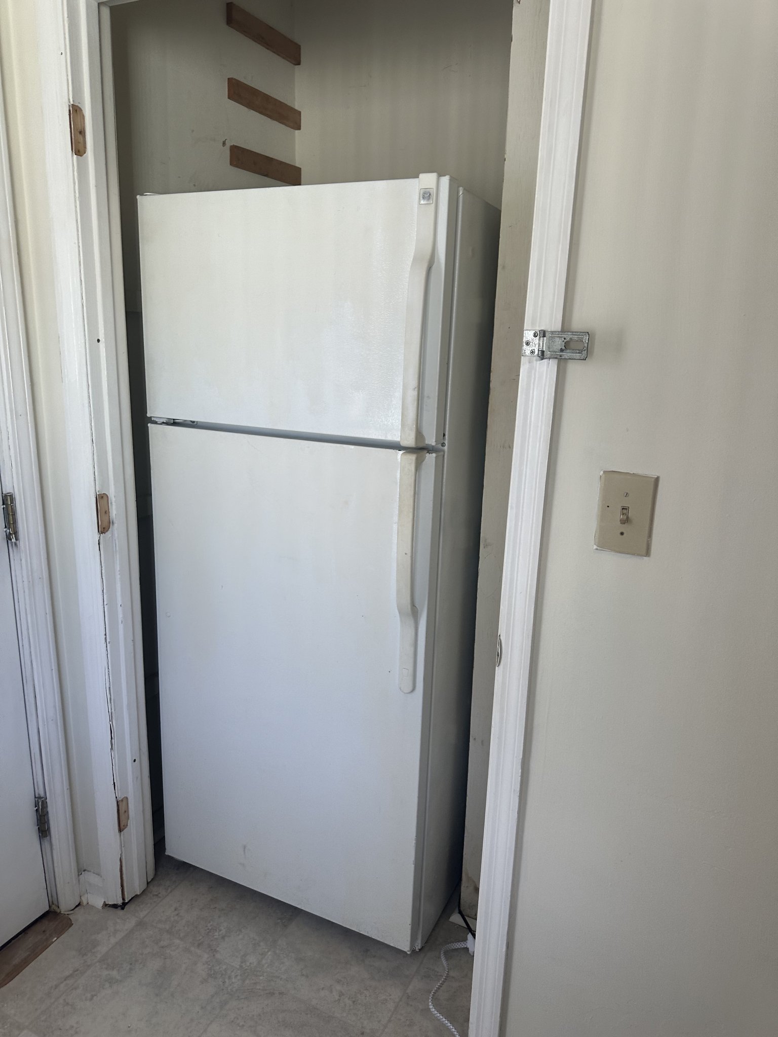 Refrigerator in a small room at Salon Renter, ideal for salon storage and convenience. Compact and f.