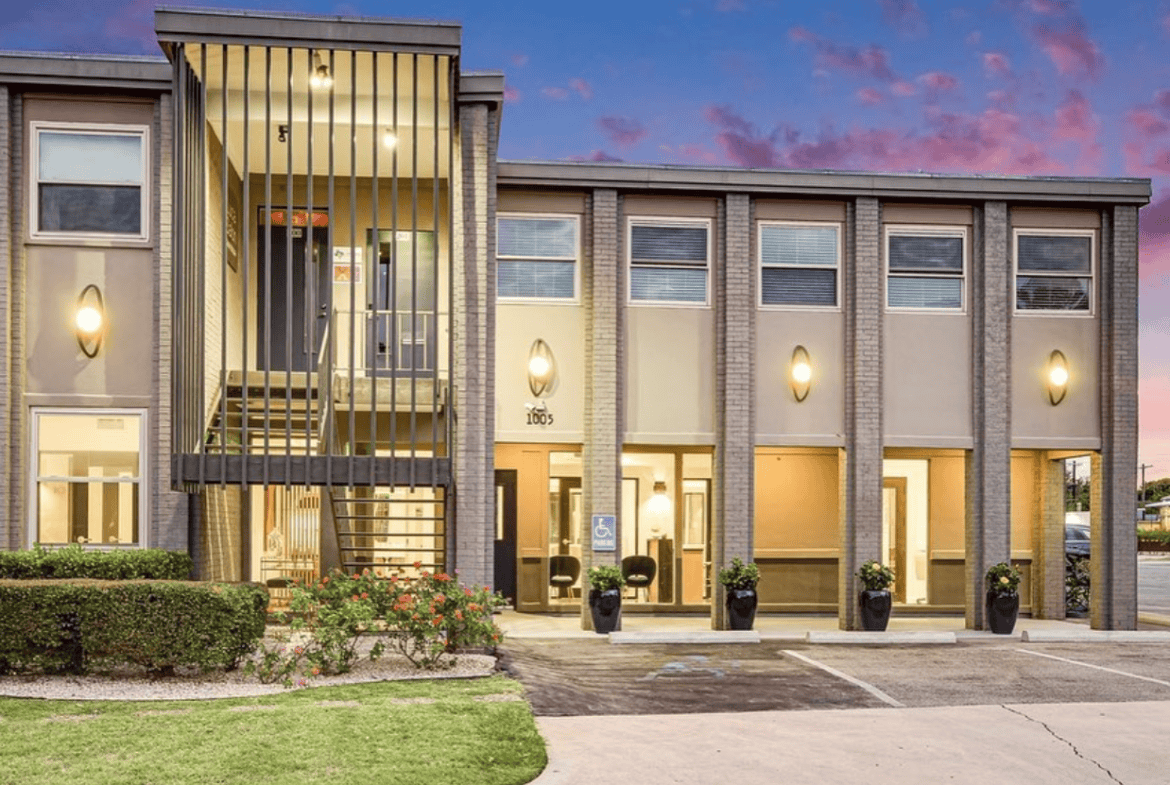 Modern salon suite available at Shine on 41st, perfect for beauty professionals seeking a stylish, p.