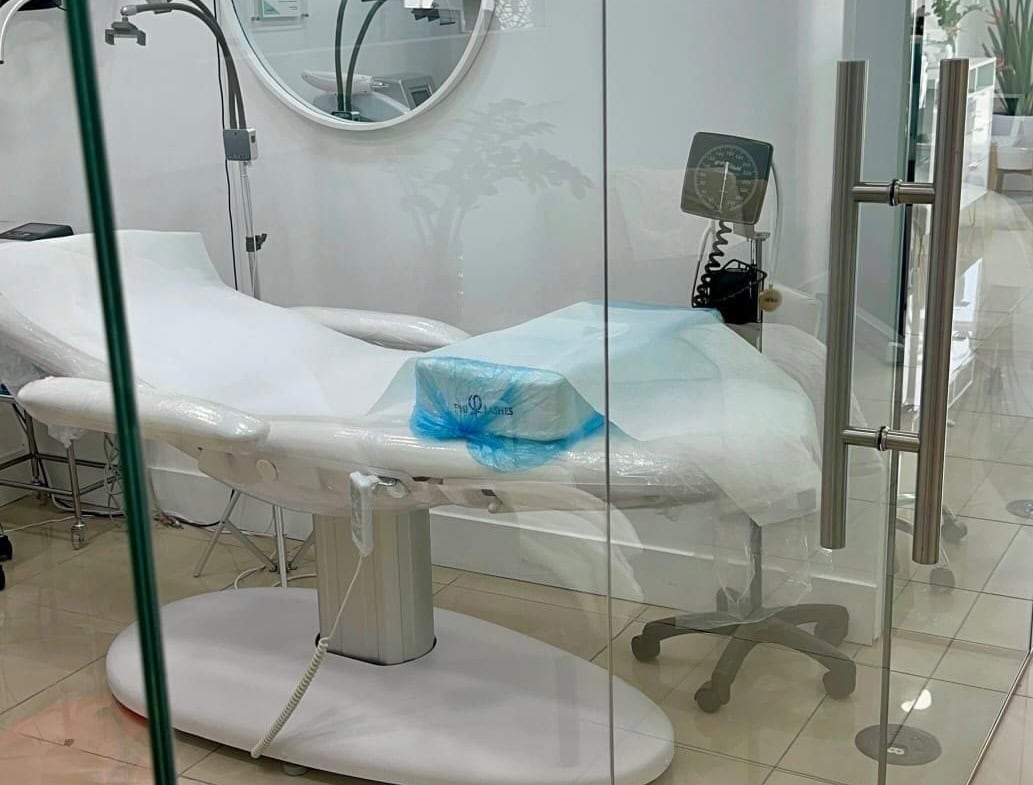 Medical examination room with advanced equipment and clean, sterile environment. Ideal for healthcar.