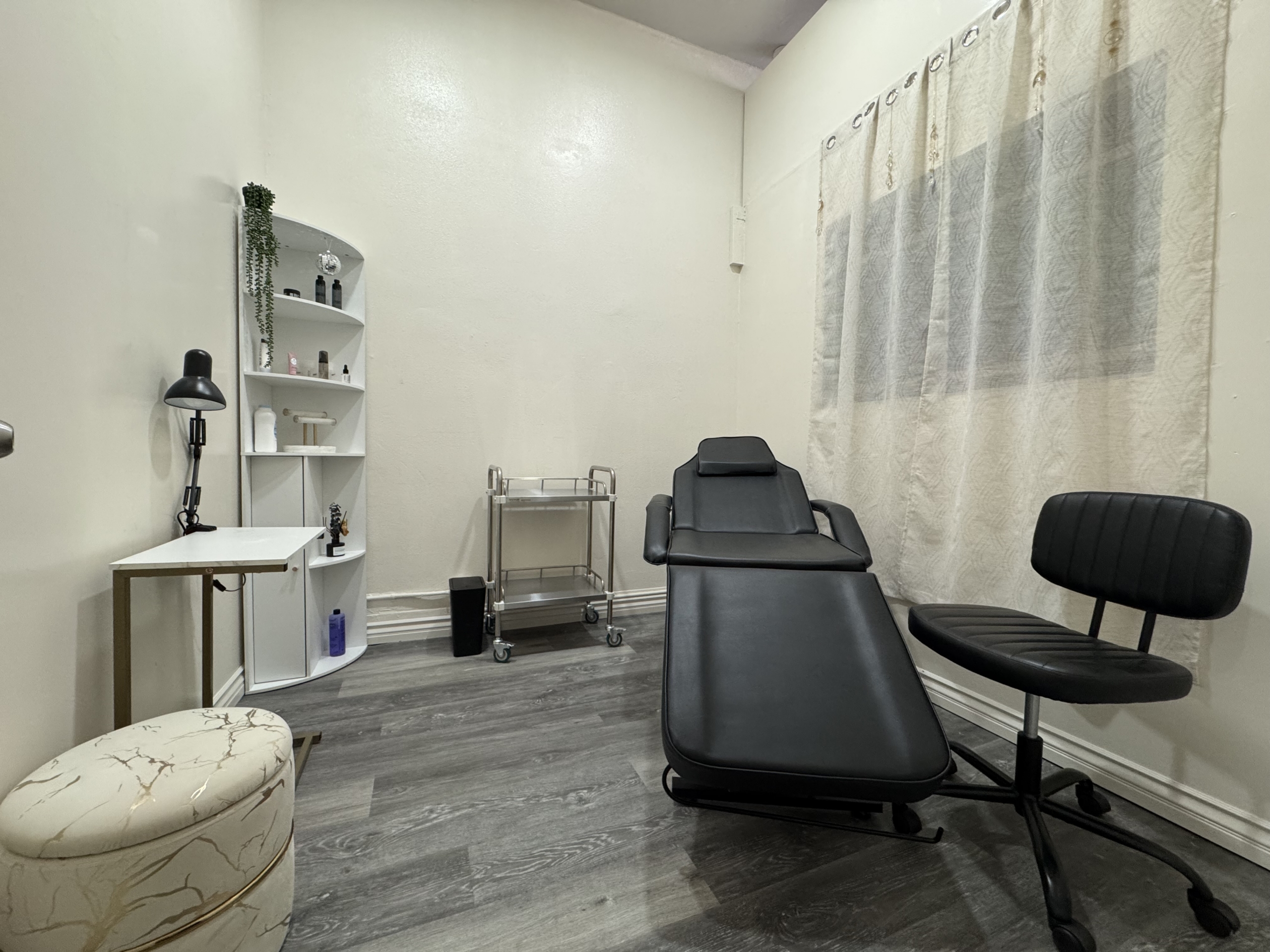 Salon Renter treatment room with reclining chair and relaxing ambiance.