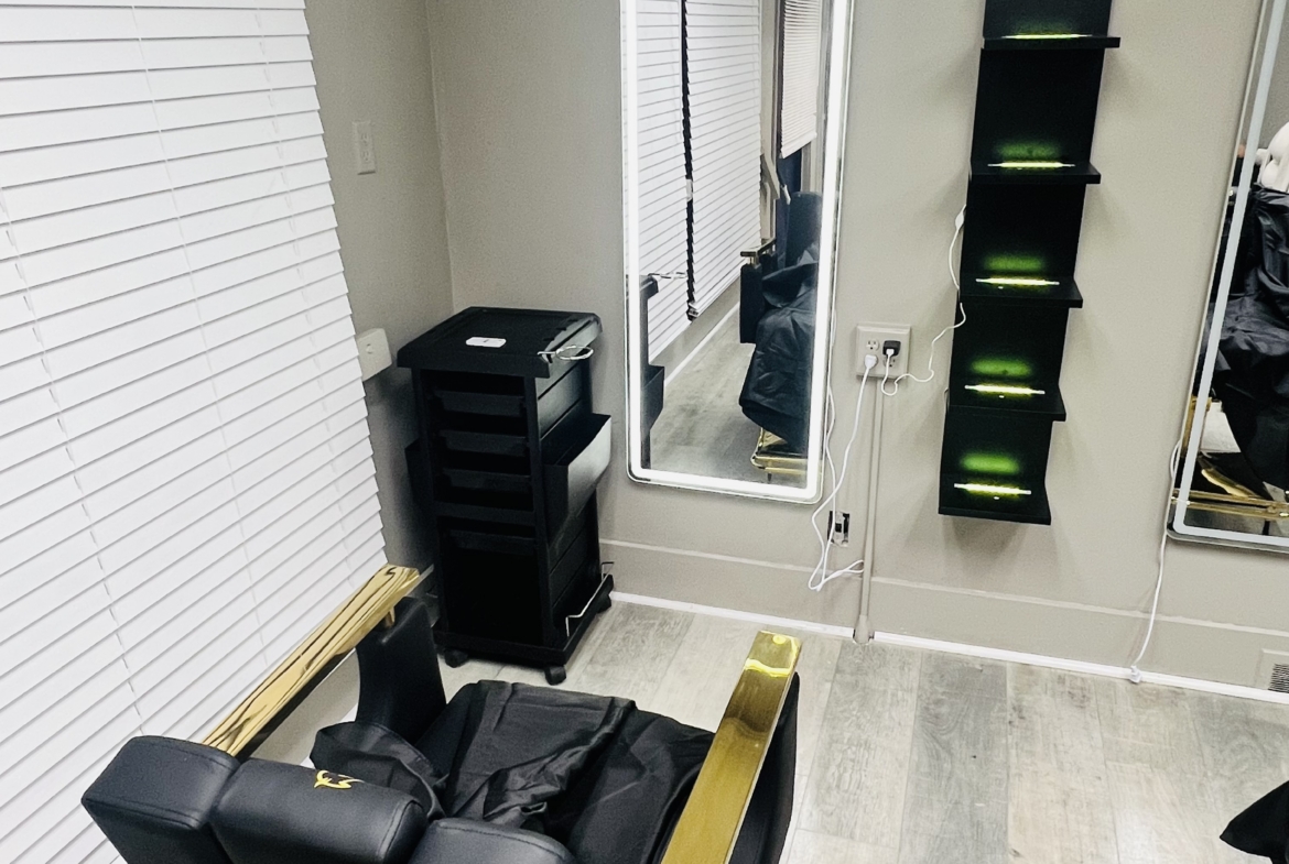 Salon Renter professional salon chair and mirror setup.