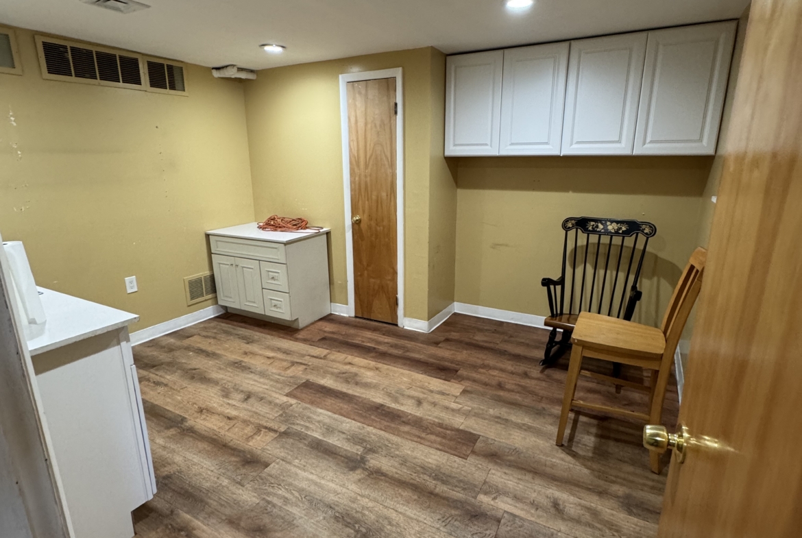 Flexible rental space for salon professionals, ideal for hairstylists and beauty experts.