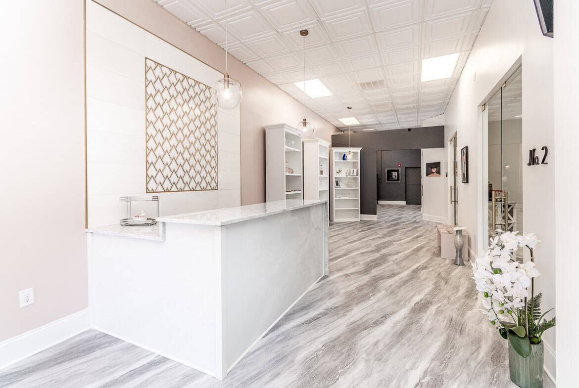 Reception area at Salon Renter with contemporary design and welcoming atmosphere.