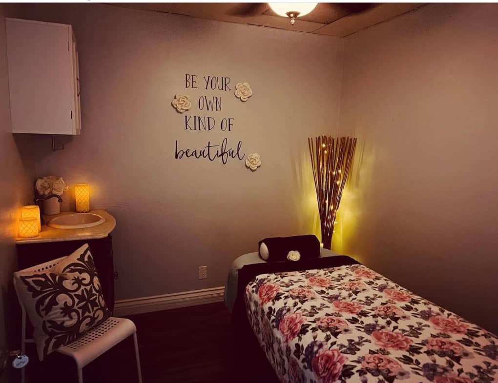 Relaxing massage or therapy room at Salon Renter with calming decor and soft lighting.