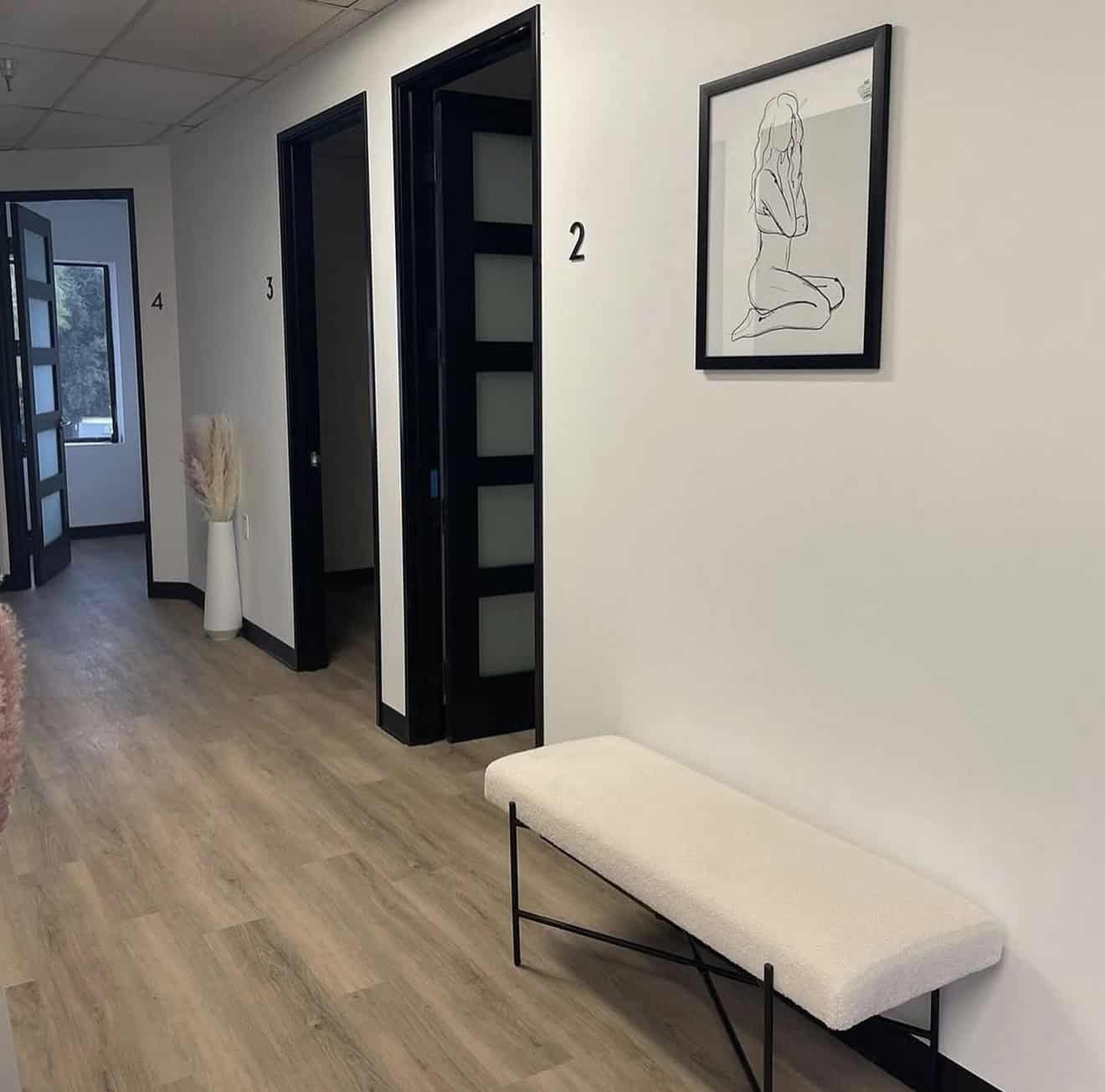 Salon Renter interior with stylish design, numbered rooms, and contemporary furnishings.